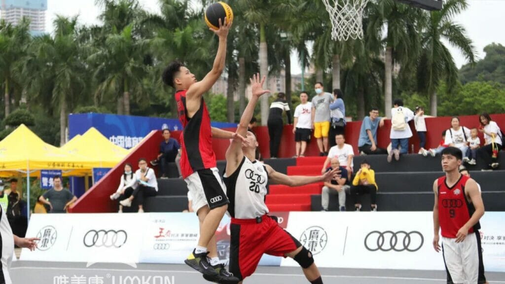 Equipos de baloncesto jugando sobre suelos VMKON