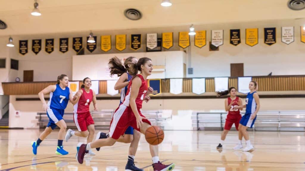 Mejora tu juego de baloncesto en la escuela secundaria con la cancha sintética Vmkon