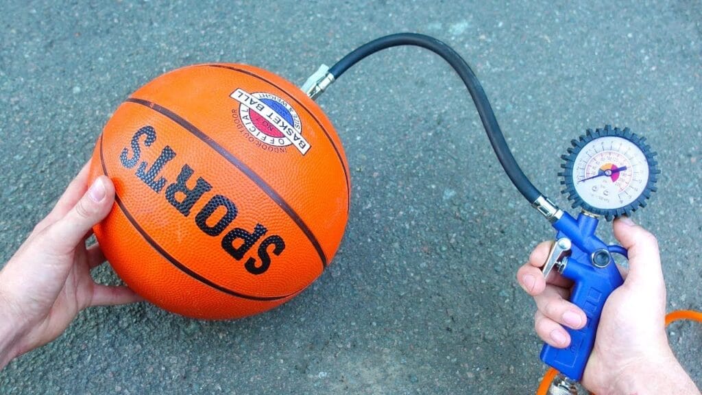 كيفية التحقق من ضغط الهواء في كرة السلة والحفاظ عليه